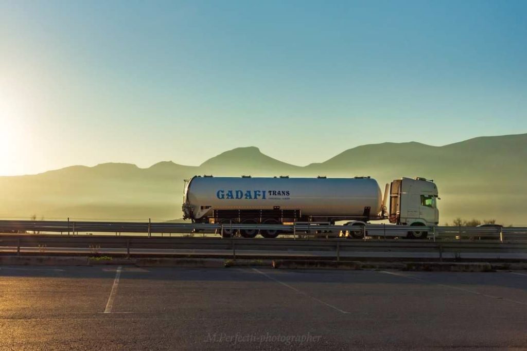 camion gadafi atardecer